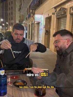 A post by @juantiktok on TikTok caption: Lo llevo a cenar y se va #paratii #almeria #fyp #ejido #viraltiktok #marruecos🇲🇦🇪🇸españa #españa🇪🇸marruecos🇲🇦 #españa🇪🇸 #juanymohamed #caterina_park_juanymohamed #marruecos #corea #españa #fiesta #cenando #comidafusion @Mohamed tiktok @@Caterina_Pak 