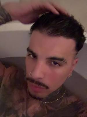 A post by @rauwalejandro on TikTok caption: 🛀🏽🛀🏽🛁🧼🎶🎶