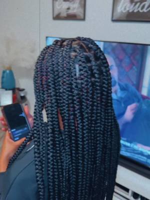 A post by @tayybae___ on TikTok caption: I’m not even a hairstylist. But I can do some hair okkkkkkk #fyp #hairstylist #boxbraids #knotless #viralvideo #bookme 