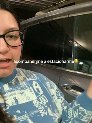 A post by @poopymia_ on TikTok caption: vamos a estacionarnos ignoremos que me tarde más de 5 minutos JAJAJAJJAJAJ #estacionamiento #parking #nosemanejar #manejar #drive #lol #fail 