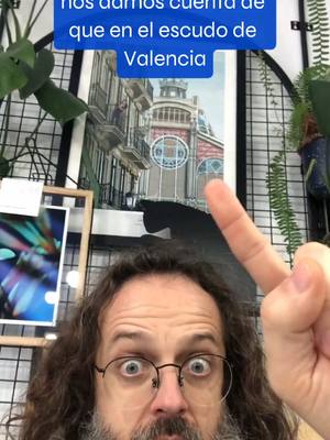 A post by @gnomo.eu on TikTok caption: ¿Por qué en el escudo de #Valencia pone LOL? ¿Alguien lo sabe? L😂L . . . 🖼️ La ilustración del @mercadocentralvalencia es de @vlcprints  . . . 👇 Enlace al final del texto, donde pone: "Productos" 🌐 www.gnomo.eu  🔗 Enlace en el perfil. 🌟 GNOMO . . . #Gnomo #gnomoeu #València #FAV #fetavalència #valenciagram #mercatcentral #mercatcentralvalencia #mercadocentral #mercadocentralvalencia #lol 