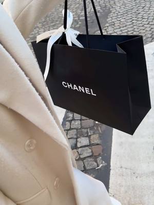 A post by @daryafabio on TikTok caption: Weil unser erster Besuch ja noch nicht genug war dieses Paris sieht mich lange nicht mehr 😂 #chanel #couplegoals #daryafabio #shoppingaddict 