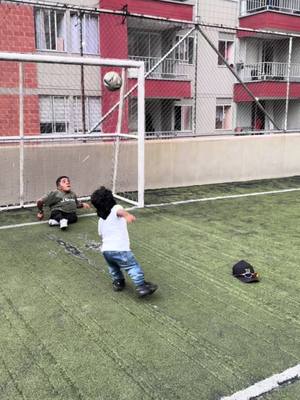 A post by @pequeno_kalvin on TikTok caption: ⚽️Jugando Futbol😂🤣Jajaja