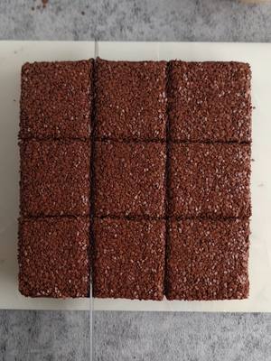 A post by @on_est_gourmands on TikTok caption: Gâteau au chocolat  90g de sucre  150g de d'huile  Vanille 1 œuf  220g de lait 1càs de vinaigre alimentaire  30g de cacao 180g de farine  5g de levure chimique  1 pincée de sel  Dans un bol profond verser le sucre, l'huile, le vinaigre, l'œuf, le lait, la vanille et le cacao Mixer Ajouter la farine, la levure et le sel. Mélanger jusqu'à l'obtention d'un mélange homogène. verser dans un moule de 20cm Cuisson environ 20min 160° La ganache :  200g de crème entière  200g de chocolat noir  50g de beurre  Bouillir la crème, ajouter le chocolat puis mélanger pour émulsionner. Ajouter ensuite le beurre et mélanger Laisser figer à température ambiante avant de garnir et recouvrir votre gâteau. Chocolate cake 90g sugar 150g oil Vanilla 1 egg 220g milk 1 tbsp cooking vinegar 30g cocoa 180g flour 5g baking powder 1 pinch of salt In a deep bowl pour the sugar, oil, vinegar, egg, milk, vanilla and cocoa Mix Add the flour, baking powder and salt. Mix until smooth. Pour into a 20cm mold Cook for about 20min at 160° The ganache: 200g whole cream 200g dark chocolate 50g butter Boil the cream, add the chocolate then mix to emulsify. Then add the butter and mix Leave to set at room temperature before garnishing and covering your cake.