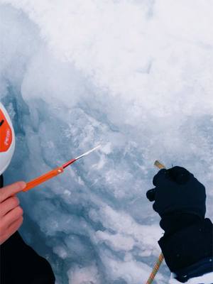 A post by @mathis_dumas on TikTok caption: Comment on s’accroche sur la glace 🧊❄️? Avec @Inoxleshinobi #inoxtag #avoriaz #cascadedeglace #petzl 