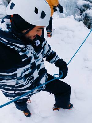 A post by @mathis_dumas on TikTok caption: @Inoxtag ne sait plus faire un noeud 🪢 😭 #inoxtag #avoriaz #cascadedeglace #petzl 