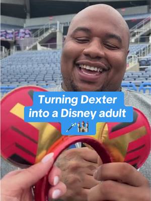 A post by @nygiants on TikTok caption: All he needs is a XXL fanny pack #disneyadult #nygiants #dexterlawrence #giants #nfl #ProBowl #disney 