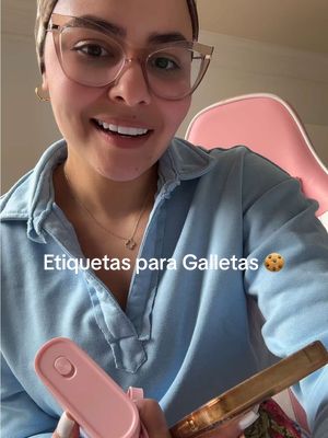 A post by @azucarmorenausa on TikTok caption: Si quieres ordenar mis galletas puedes hacerlo en azucarmorenabakery.com 🍪 Envíos a Todo USA/PR Hawái y Alaska 📦🚚 #cookies #cookiesoftiktok #chocolate #dubaichocolate #dubaicookies #baklava 