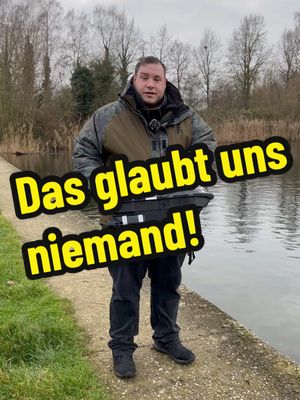 A post by @twelve_ft on TikTok caption: Das glaubt uns niemand! Das Boatman Vulcan Futterboot ist komplett wasserdicht! Das ganze Video findest du auf dem twelve ft. YouTube Kanal. #futterboot #boatman #boatmanvulcan #karpfenangeln #twelveft 