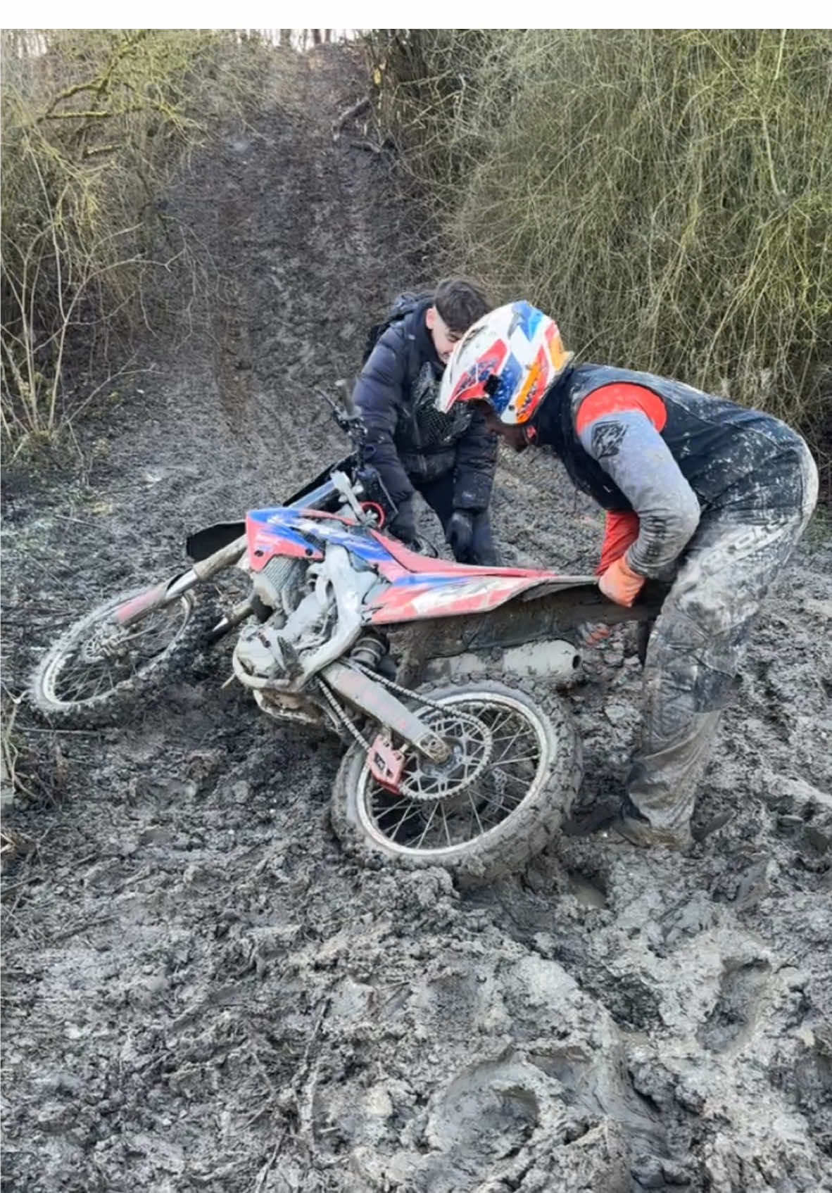 A post by @ugo_spam on TikTok caption: Un sacré bourbier cet enduro 