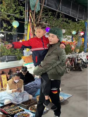 A post by @nam.perdz on TikTok caption: Nam Per bức xúc chợ Viềng 2025 vì ae đi qua chỉ xin chụp ảnh chứ nhất quyết không mua ủng hộ