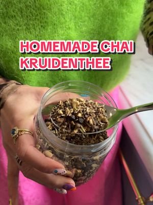 A post by @ankatrienn on TikTok caption: Homemade Chai Latte ☕️ zo gemakkelijk om zelf thuis te maken! En een pak gezonder dan de voorgemaakte poeders. Persoonlijk vind ik de Chai kruidenthee van @pitenpit.nl het lekkerst 🤌 ik laat deze een 10-15 min trekken in een bodempje kokend water, dan voeg ik een lepel honing toe (Royal Green Caribbean) en opgeklopte havermelk 😋 sla deze op en probeer het thuis zelf eens ✅ #vlaamsetiktok #belgiumtiktok #belgium #nederlandsetiktok #belgium🇧🇪 #chailatte 