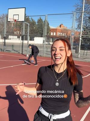 A post by @arigeli on TikTok caption: Corrigiendo mecánica de tiro a Allen Iverson🏀 Like si queréis más vídeos así🫵🏻❤️  #basket #mecanicadetiro #baloncesto #jincho 