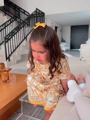 A post by @simoneses on TikTok caption: Ela quer cantar me ama ou me larga no show da mamãe❤️❤️❤️
