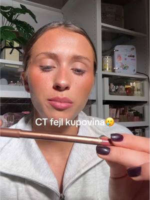 A post by @tashlicious on TikTok caption: Najveći problem kupovine sa njenog sajta jeste što boje na netu nemaju veze sa vezom kako izgledaju uživo. Zbog toga sam imala jako puno fejlova u kupovini, a vama ću definitivno swatch-ovati sve nijanse karmina i olovčica koje imam da bi vi videli realnije ukoliko ste razmišljali o kupovini.#charlottetilbury #ct #recenzije #fyp #collagenlipbath #charlottetilburylipcheat 