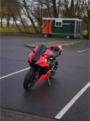 A post by @its.maarten on TikTok caption: POV: your bike is matching the Dixie toilet🤣👌🏻 #yamaha #yamahar6 #motorcycle #itsmaarten #fyp #foryou 