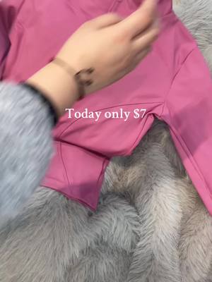 A post by @mini05169 on TikTok caption: #sportsjacket #jacket #jackets #sportswear #sportoutfit #womenwear #womenclothing #womenfashion #winteroutfit #spotlightfinds  #valentinesoutfit #valentinesdaygift #ValentinesDay 