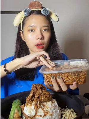 A post by @notyoursmo on TikTok caption: ကျမအကြိုက်ဆုံး ဂျူးမြစ်ဂျပွန်ခြောက်ကြော်နဲ့ ပုဇွန်မျှစ်ချဉ်စပ်စပ်ရယ် ငပိထောင်း တို့စရာနဲ့ ဆွဲမယ် 😋 @Easy Way by NooDi  #fyp #မိုမို #momo #mukbang #asmr #ရောက်ချင်တဲ့နေရာရောက်👌 #asmreating #asmrsounds 