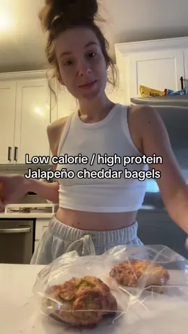 A post by @carolineefitness25 on TikTok caption: Recipe: 1 cup cottage cheese 1 cup all purpose flour 2 tsp. baking powder 1/4 cup cheddar cheese  As many jalapeños as you want  Mix Split into 4 bagels top with eggwash  then I added 1/4 cheese to the top split between all 4 bagels  bake @ 375 for 28ish minutes 177 calories  13 grams of protein  I got the main recipe from @Proffee Queen KT !! She made these too good not to try!! These are bomb!! #cottagecheese #proteinbagel #highprotein #weightloss #fyp #howtoloseweight #lowcalorie #fittok #healthyrecipes 