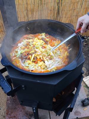 A post by @grillideen on TikTok caption: Zutaten  -2kg Rindfleisch zum schmoren geeignet  -500g Zwiebeln  -1,5kg Paprika  -1,5kg Tomaten  -8 Knoblauchzehen  -2 Chilis  -1kg Möhren  -500g Rettich  -4L Brühe  -4El Tomatenmark  -2kg Kartoffeln -1 Bund Staudensellerie  -1 Dose Weißebohnen -Frische Nudeln 1kg oder die ihr mögt  -Salz  -Pfeffer  -Koriander  -Kümmel  -Frühlingszwiebeln -100g Lammschwanzfett -Öl Anzeige  Fleisch @fleischerundderkoch  Utschak mit Kazan @Dymok  #лагман #asianfood #kazan #outdoorcooking #food #rezept