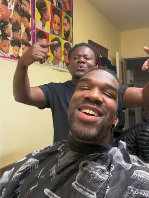 A post by @orne.may on TikTok caption: Mussten wieder unseren Og John besuchen! ✂️😮‍💨 #barber #afroshop #hairline #afrohair #afro #hairstyle #afrobarber #cornrows 