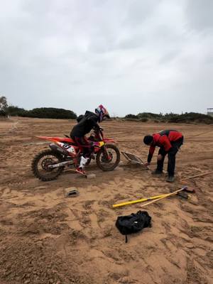 A post by @simonl516 on TikTok caption: brrrrrraappp #training #sand #mxtok #redbull