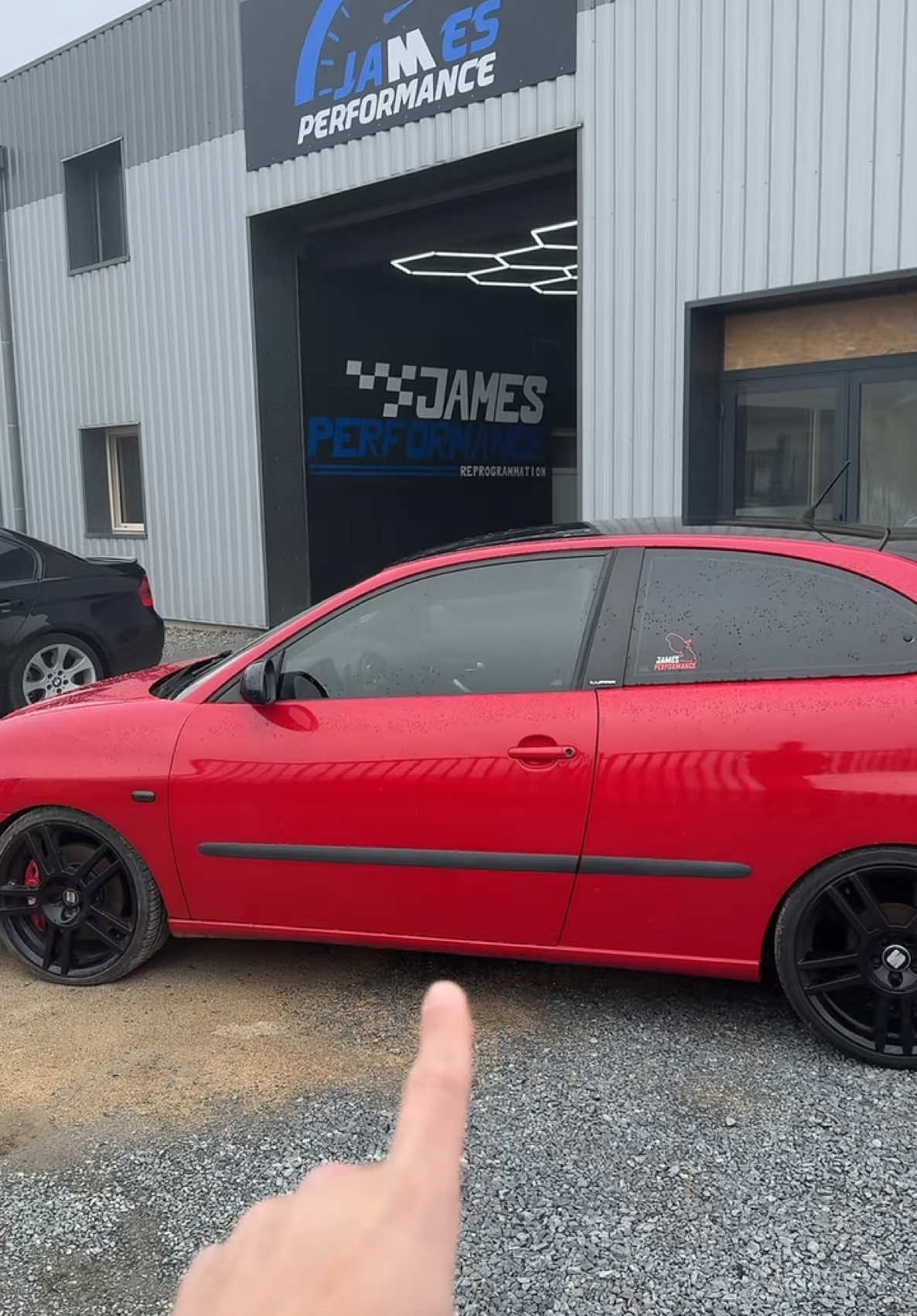 A post by @bidouille_compagnie on TikTok caption: 335D 400CV VS 1.9TDI 400CV #jamesperformance #bidouilleetcompagnie #scorpiotv #sweldsoudure #achillelenwaw #tdi #400cv #335d #19tdi #pourtoi #reprog 