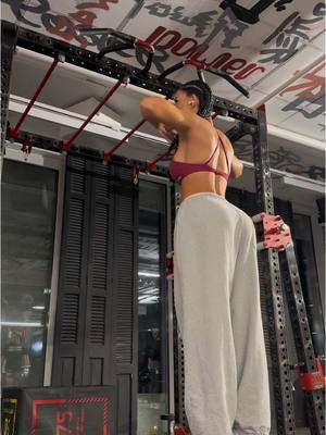 A post by @lisadelpiero on TikTok caption: Klimmzüge🥹 #fyp #GymTok #gymmotivation #gymgirl 