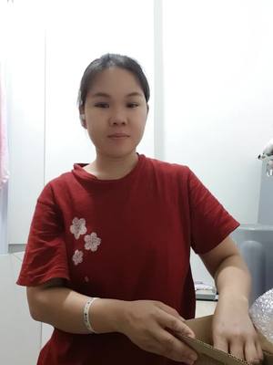 A post by @waiwai772 on TikTok caption: #အကိုကြီးအတွက်လက်ဆောင်လေးပါ #စင်ကာပူမှာအေးဆေးအလုပ်လုပ်နိုင်အောင်အမေနဲ့ခလေးကိုသေချာဂရုစိုက်ပေးလို့ #ကျေးဇူးတင်ပါတယ် #⌚️ #SEIKO. #sg 