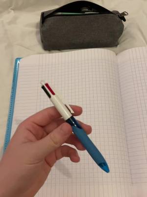 A post by @the_4_couleurs on TikTok caption: ✍️🌀 #penspinning #fyp #mrnope #mrnopemod #viral 