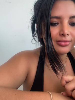 A post by @alejandraquirozof on TikTok caption: #LIVEhighlights #TikTokLIVE #LIVE #livehighlights #corazónenlasmanos #alejandraquirozvideos #alejandraquiroz #livegift #handhearts #ecuador 