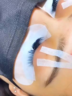 A post by @beyelianbeauty on TikTok caption: #diylashes #eyelashestutorial 