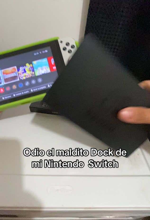 A post by @ on TikTok caption: El peor “accesorio” 😂 #switchlite #nintendo #nintendoswitch #dock #temumexico #aliexpress 