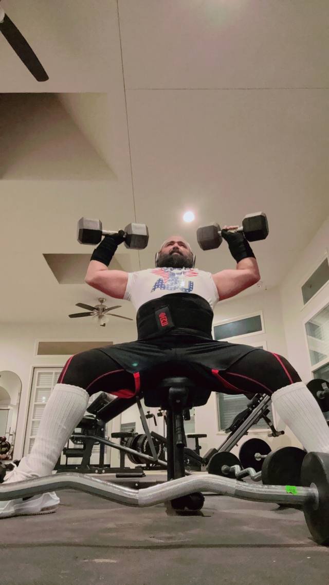 A post by @rami_0966 on TikTok caption: بكره بتشوفو الكل في جيم😂😂😂اخوات المنيو………. #رامي_العبدلله 