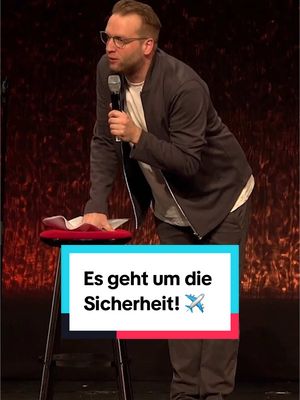 A post by @myspass on TikTok caption: Das möchte niemand mit Flugangst hören … 🤭 Jetzt das Hörbuch „Neue Kollektion“  streamen & downloaden!  #bennistark #neuekollektion #standup #standup #standupcomedy #flugangst #stewardess #flugzeug #fliegen @Benni Stark 