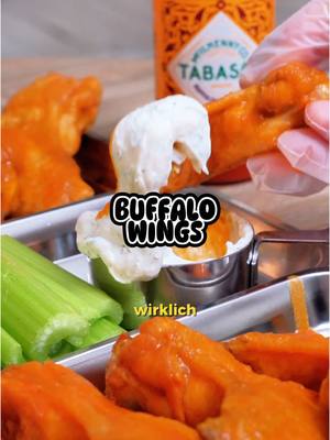 A post by @horusfoodcologne on TikTok caption: Anzeige: Mit der @TABASCO BRAND Buffalo Style Sauce zaubert ihr eine super schnelle und leckere Buffalo Sauce fürs große Spiel☝️ 🍗 🏈 Für weitere leckere Ideen, schaut unter dem Link in meinem Profil vorbei 🙂‍↕️ #TabascoxSnackTime #LightThingsUp #BuffaloWings