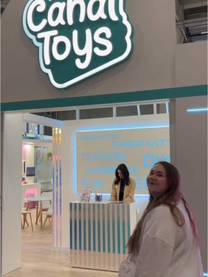 A post by @jessikunterbunt on TikTok caption: Wir wurden von @CANAL TOYS DEUTSCHLAND zur Spielwarenmesse in Nürnberg eingeladen. Mein Wegbegleiter war die Photo Creator - Sofortbildkamera und ich kann euch sagen ich bin verliebt ☺️ / AD  Ihr könnt 250 Fotos in schwarz-weiß drucken und diese liebevoll mit den dazugehörigen Stickern und Stiften gestalten. 🌸🌞🌺 Ihr könnt damit aber nicht nur Fotos machen sondern auch filmen und dank der enthaltenen 4GB Speicherkarte könnte ihr eure Bilder und Videos jederzeit herunterladen. 🤗 Meine persölich liebste Funktion sind die über 20 witzigen Fotofilter und Effekte, denn die haben meinen Freunden und mir große Freude bereitet, sodass wir die Kamera gar nicht erst weglegen konnten. 🥹 #canaltoys #instantcamera #photocreator #jessiverse #ichmachmirdieweltwiesiemirgefällt #jessikunterbunt #viralvideos #fyp #tiktoktoy #toytok #spielwarenmesse #nürnberg 