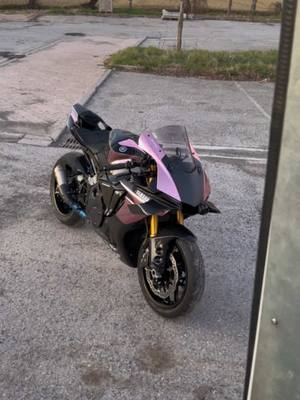 A post by @emazeoli on TikTok caption: EI 👀🤭 #yamaha #yamahar1 #yamahar1m #r1 #r1m #moto #motor #motorcycle #Motorsport #bike #biker #bikersoftiktok #bikerslife #wrap #viral #quality 