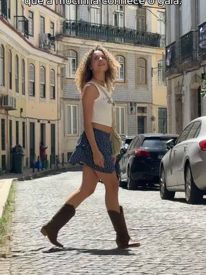 A post by @larissagloor on TikTok caption: Destinos Entrelaçados - Capítulo 08 parte1 Íris acaba de chegar no seu novo lar, Lisboa recebe a caipira de braços abertos mas ela não se atentou aos perigos da cidade grande. Miguel consegue resgatar a carteira de Iris, roubada por uma pickpocket. Os dois se conhecem de uma maneira desagradável e gera desentendimento. Do outro lado da rua, Suellen vê tudo e tenta ajudar a mocinha.