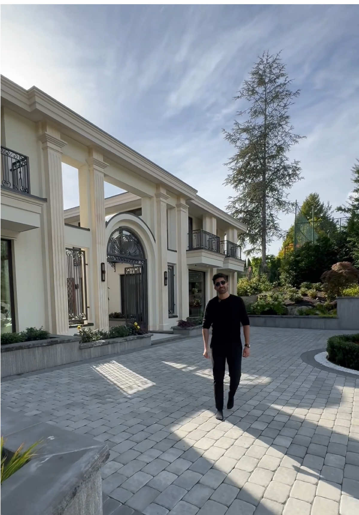A post by @luxlistings on TikTok caption: I didn’t know that Canada had palaces like this 🏰 @Kambiz Ahmadi #luxurylistings #luxuryhomes #westvancouver #canada 