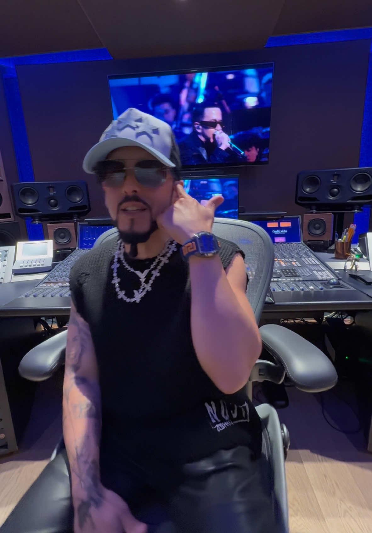 A post by @yandel on TikTok caption: Encantadora siempre ha sido uno de mis temas favoritos y traerlo a la versión sinfónica lo llevó a otro nivel! Mañana 7:00 pm EST!