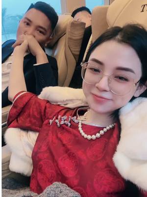 A post by @phamngoclinh_official on TikTok caption: Yêuuu anh, tối cho e xin 500 củ mua túi nhé @Bùi Huấn 