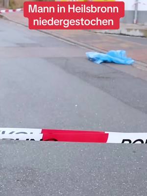 A post by @o815news on TikTok caption: Bluttat in Mittelfranken: Mann wird auf offener Straße mit Messer angegriffen und lebensgefährlich verletzt - Achtung der Täter ist noch auf der Flucht -  Vieles ist bei der tat ist noch völlig unklar. Hier jetzt alle Fakten die wir bisher wissen.  In Heilsbronn im Landkreis Ansbach ist am Donnerstagvormittag ein Mann auf offener Straße niedergestochen worden. Das 40-jährige Opfer erlitt lebensgefährliche Verletzungen und wurde umgehend in ein Krankenhaus gebracht. Die Polizei fahndet mit einem Großaufgebot nach dem flüchtigen Täter – auch ein Hubschrauber ist im Einsatz. Die Hintergründe der Tat sind derzeit unklar. Ob sich Täter und Opfer kannten, ist nun Gegenstand der Ermittlungen. Am Tatort werden aktuell noch Spuren gesichert und Anwohner befragt. Die Polizei bittet um Hinweise aus der Bevölkerung. Der gesuchte Mann trug helle Schuhe, eine helle Hose und eine dunkle Jacke. #polizei #news #crime 