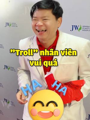 A post by @drdung_jw on TikTok caption: Bác sĩ Tú Dung lì xì Ê HỀ TIỂU PHẨM, nhân viên JW xịt keo cứng ngắc #BenhvienJW #BacsiTuDung #tiktok #fyp #xuhuong #tet2025 #lixi