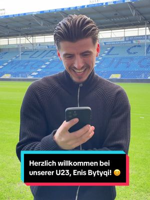 A post by @1_fcm on TikTok caption: 🎥 Wir haben da mal einen #throwback mitgebracht...   🤝 Herzlich willkommen zurück an der Elbe, Enis! 😊    #U23 #MagdeburgerJungs   #EINMALIMMER 💙🤍 #fürMagdeburg