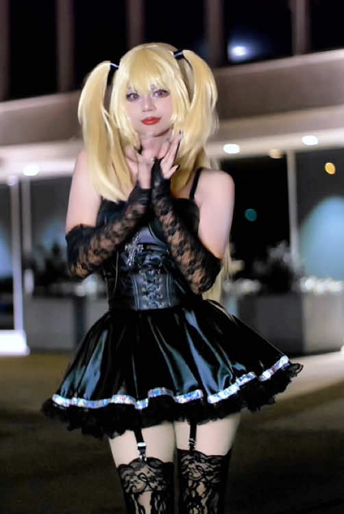 A post by @juvanixx on TikTok caption: LxMisa, LightxMisa, orrrr LxLight??  #cosplay #deathnotecosplay #deathnote #misaamane #misacosplay #cosplaydance #misamisa 