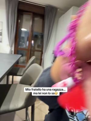 A post by @nenenicoo on TikTok caption: Mio fratello ha una ragazza 🤣🤣 ma lei non lo sa😂!!!! È MALESSERE #😂😂😂 #girlfriend #brother #crush #sister 