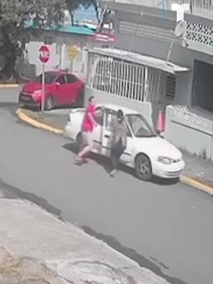 A post by @telemundopr on TikTok caption: BRUTAL ATAQUE | Mujer narra como ella y su madre fueron atacadas por hombre que no conocen; todo fue captado en video.