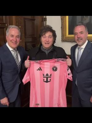 A post by @javiermileii on TikTok caption: CAMISETA FIRMADA POR EL MAS GRANDE DE TODOS LOS TIEMPOS. VLLC!