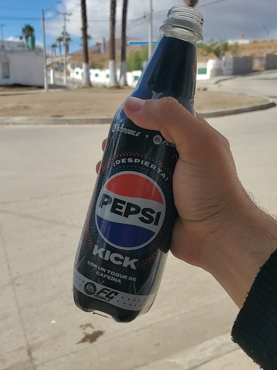 A post by @ on TikTok caption: Apoco si 🇲🇽🌮 #mexico #trump #migrantes #cocacola #pepsi 